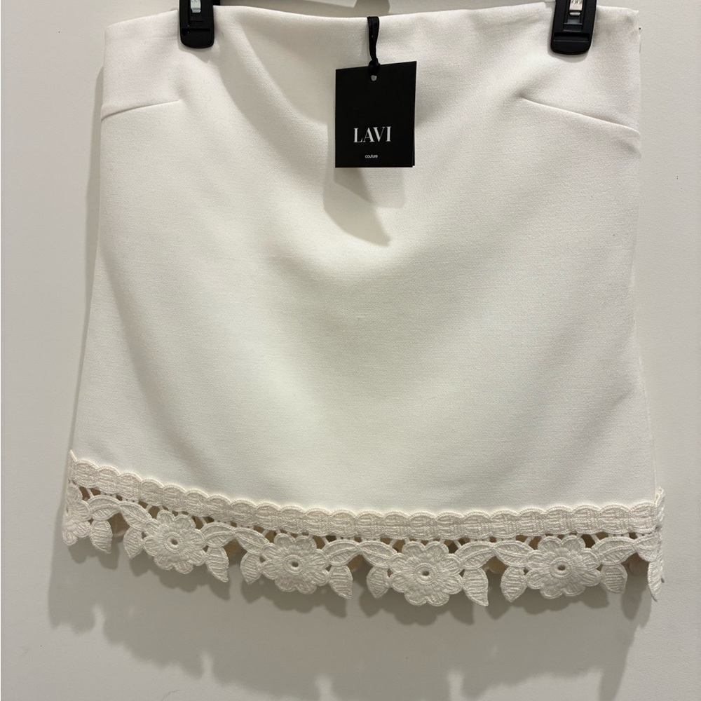 NEW Lavi couture women skirt crème with crochet outline (M)
